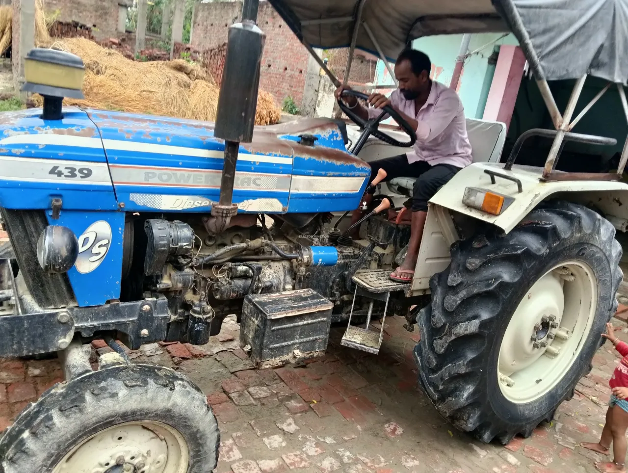 పవర్‌ట్రాక్ 439 DS ప్లస్
