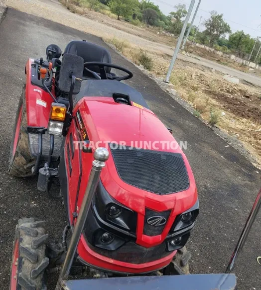 महिंद्रा ओजा 2124 4WD