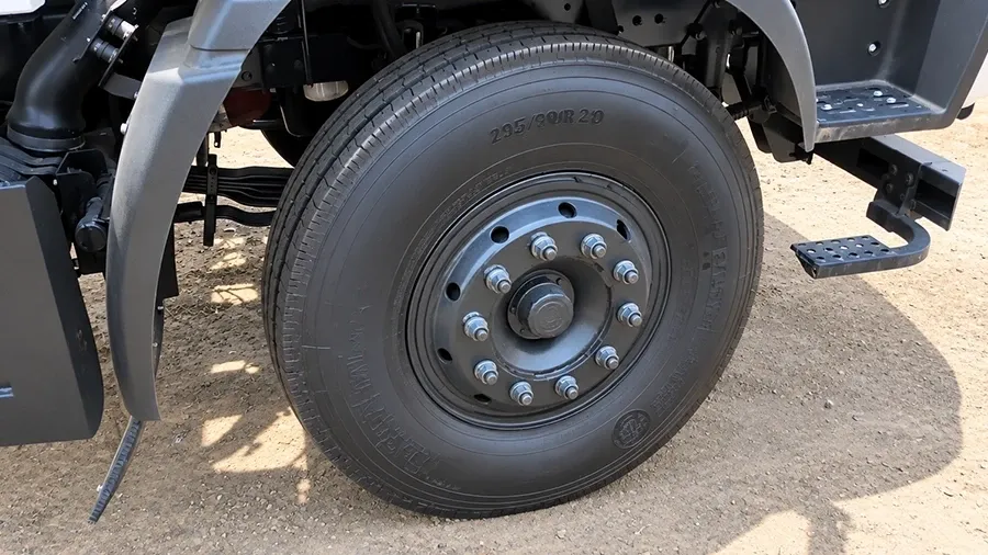 Ashok Leyland BOSS 1915 HB  - Tyre